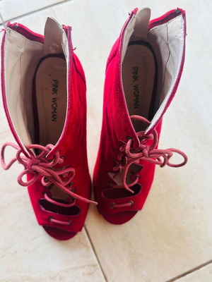 Pink Woman burgundy peep-toe suede ankle boots with laces