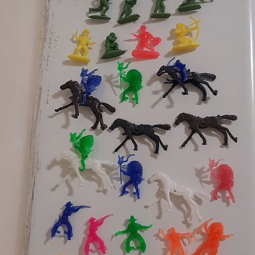 Vintage '70s Small Figures Soldiers-Indians-Cowboys Like New, Pack