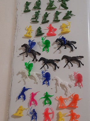 Vintage '70s Small Figures Soldiers-Indians-Cowboys Like New, Pack