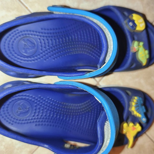 Crocs C13 sandals with dinosaur charms used, blue