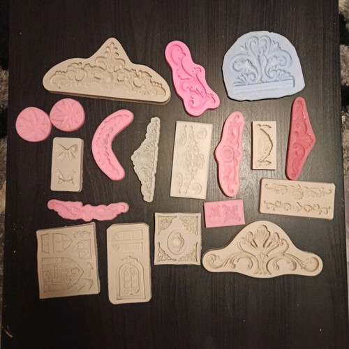 Silicone molds like new, 75 pieces for clay and porcelain