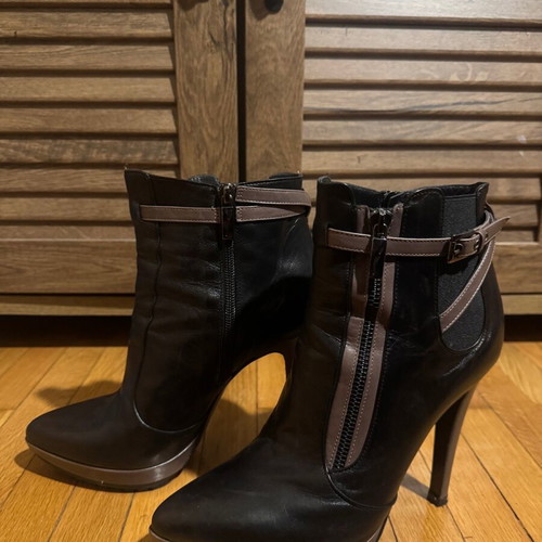 Leather ankle boots like new, 12 cm high heels with two-tone design