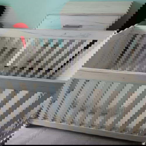 Κούνια κρεβάτι με συρταριέρα σαν καινούργιο, με στρώμα