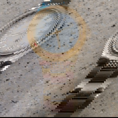 Дамски часовник употребяван с изтощена батерия