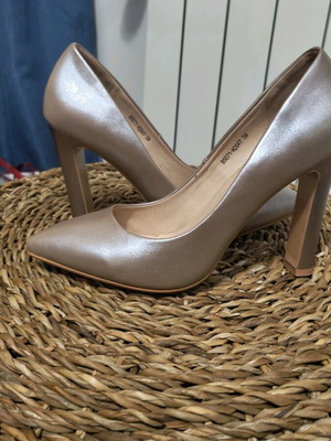 Women's high heel shoes gold like new, size 39