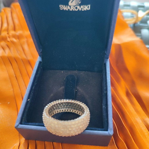 Silver 925 ring with zircon around like new