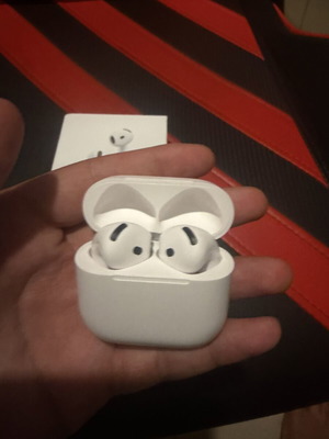 AirPods 4 μεταχειρισμένα με active noise cancellation και θήκη φόρτισης