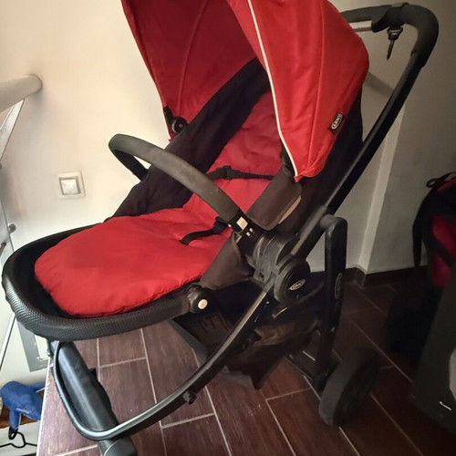 Graco stroller red like new with carrycot and car seat