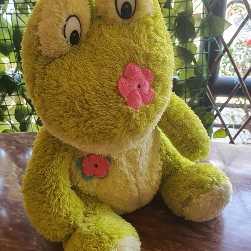 Frog plush toy like new