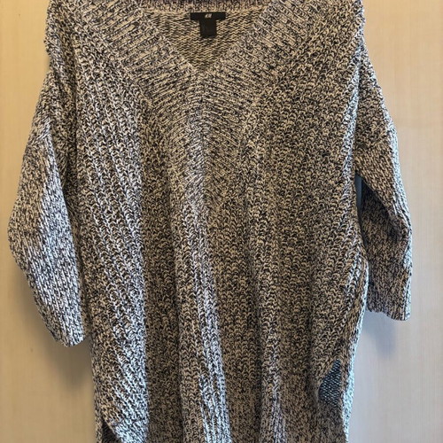 H&M sweater with 3/4 sleeve like new, black and gray, size S