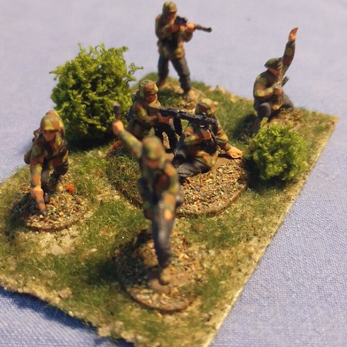 Mini diorama German paratroopers 1/72 scale like new
