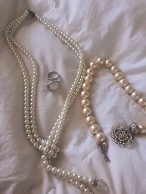 Faux Bijoux set like new with ring size 19, white and silver