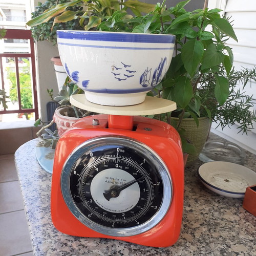 Vintage mechanical kitchen scale like new with orange enamel body