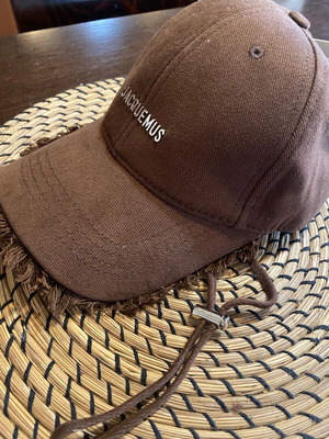 Καπέλο Jacquemus Artichaut καφέ καινούργιο, ρυθμιζόμενο μέγεθος