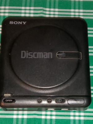 Sony D2 CD player Discman used with 9V adapter