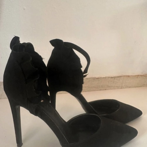 Black Celebrity Suede Stiletto Pumps with Ruffles like new, size 38