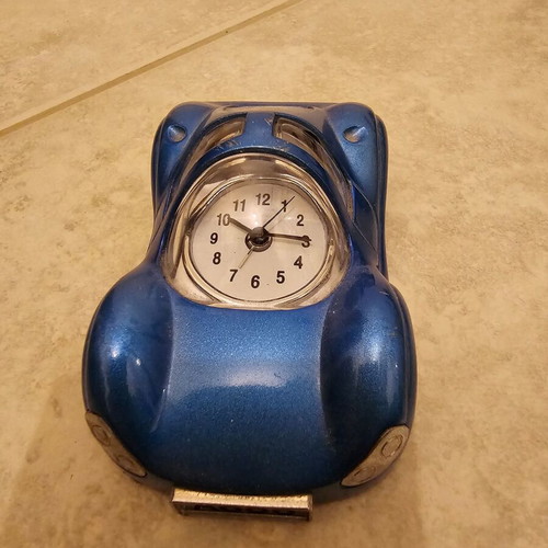 Decorative analog tabletop clock used