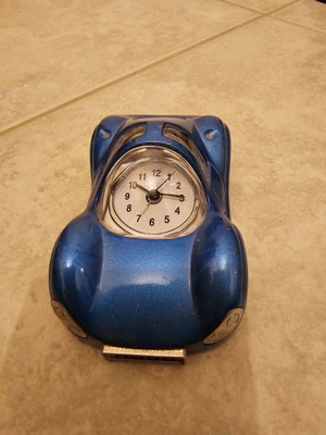 Decorative analog tabletop clock used