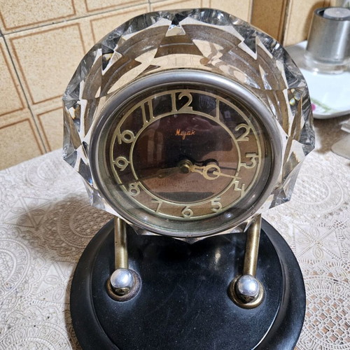 Wound crystal clock like new analog table clock