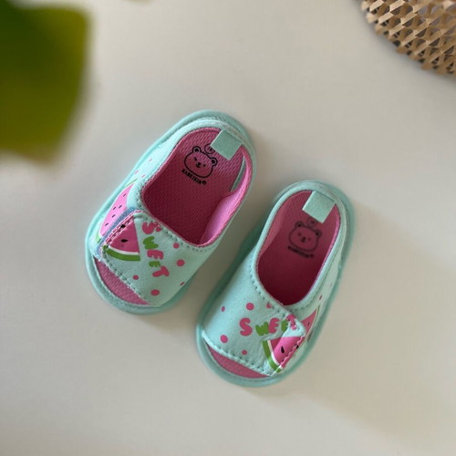 Baby shoes new, size 18, very light cuddle style