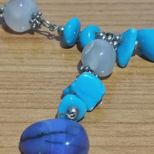 Necklace with turquoise stones like new, white chalcedony and metallic details