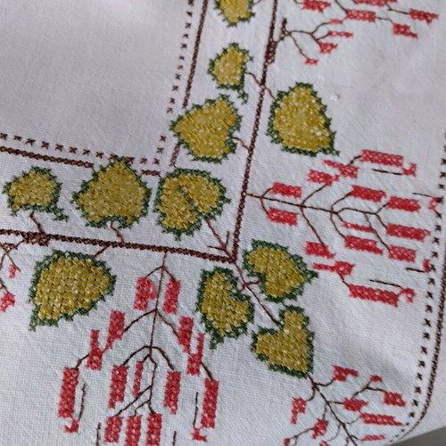Vintage handmade embroidered tablecloth like new 130x130 cm