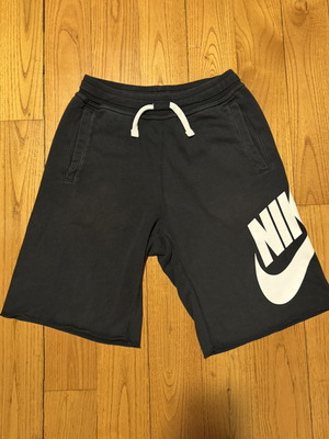 Nike shorts black kids size M like new