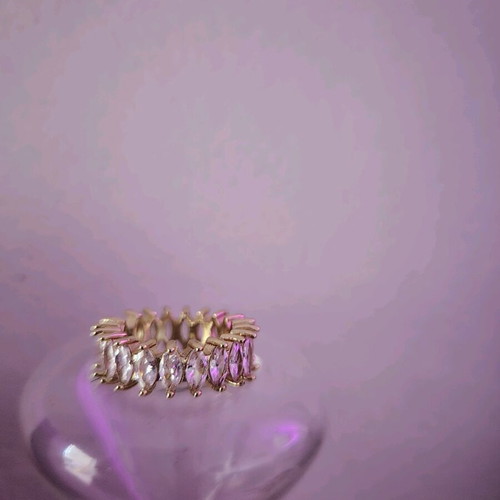 Ring like new with adjustable size and zircon gold color