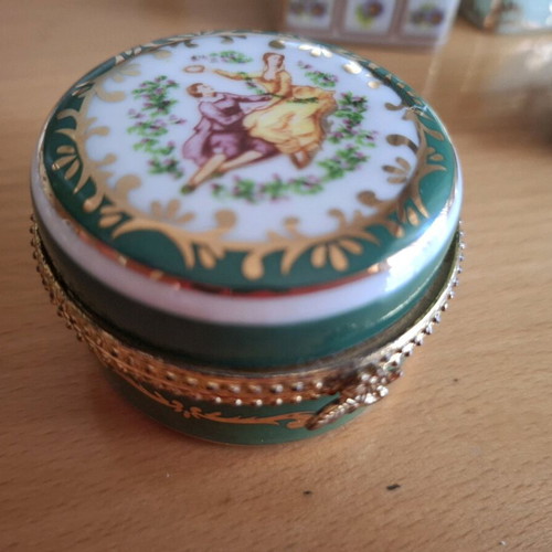 Porcelain jewelry boxes set of 4 like new