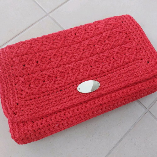 Handmade red knitted shoulder bag with chain and inner pocket