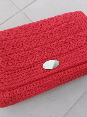 Handmade red knitted shoulder bag with chain and inner pocket