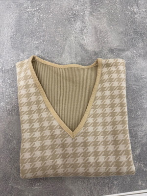 Beige pullover with white pattern Medium size like new