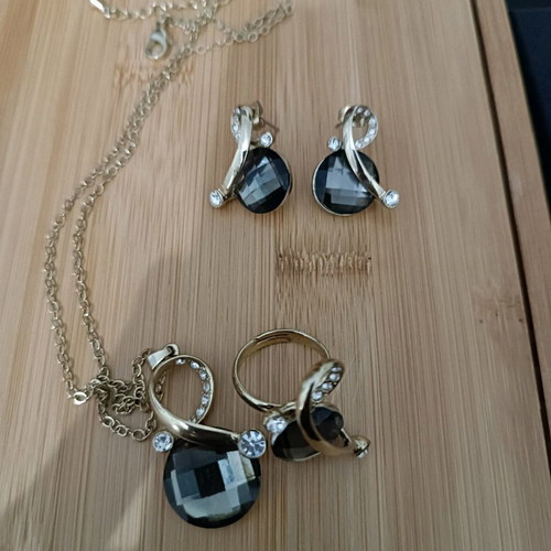 Oriflame necklace, earrings and ring set size 17 new