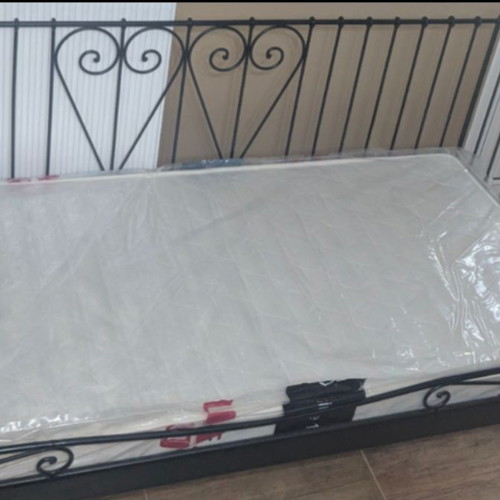 Iron bed frame with mattress like new 0.90x2.00 m