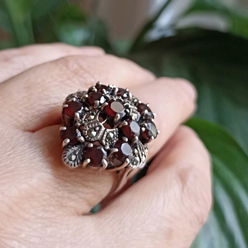 Silver 925 ring with 11 garnets and marcasites like new