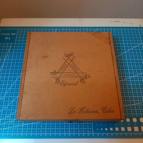 Montecristo Especial Wooden Cigar Box used, for 25 cigars