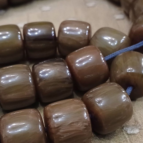Bakelite komboloi worry beads, marble type, 33 beads
