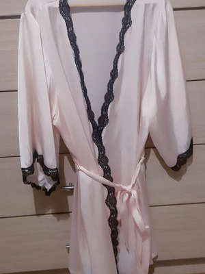 Ρόμπα σατέν Oriflame Sweden, ροζ με μαύρη δαντέλα, Large/XLarge