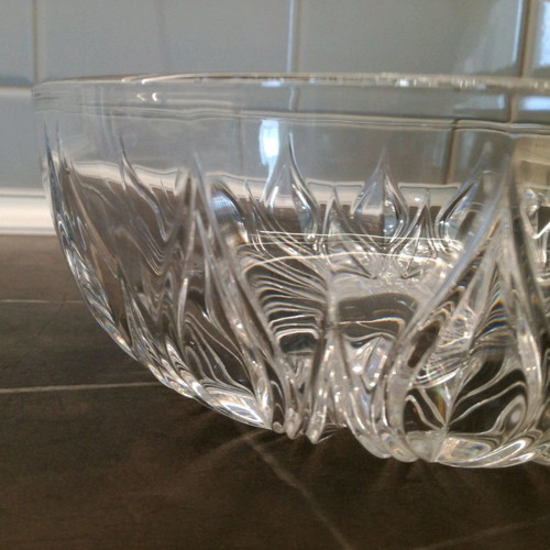 Crystal bowl used with embossed design, diameter 20.5 cm