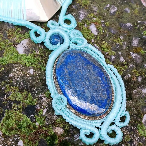 Macrame necklace with lapis lazuli new, brass choker