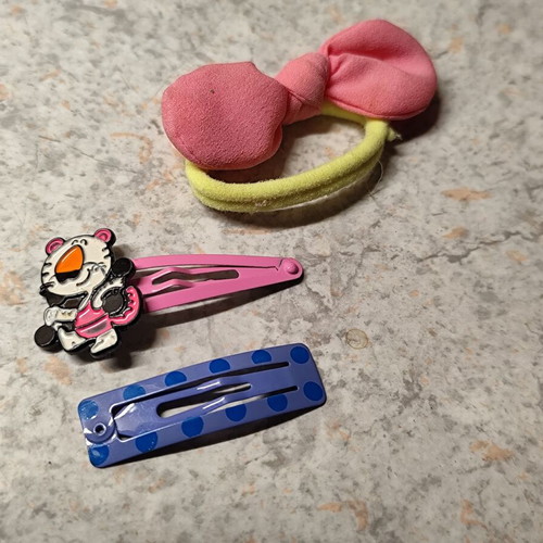 Hair clips and elastic band like new, set of 2+1