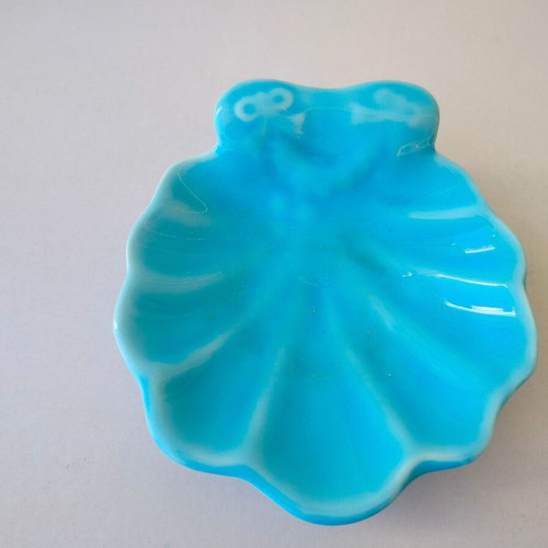 Porcelain decorative bowl shaped like a shell used