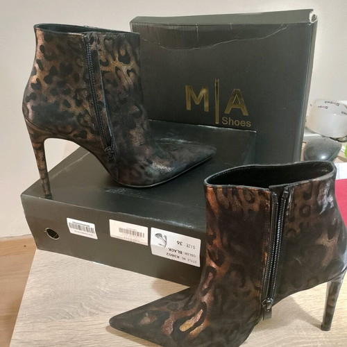 Mia Shoes ankle boots like new, black animal print with gold tones