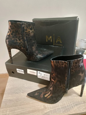 Mia Shoes ankle boots like new, black animal print with gold tones
