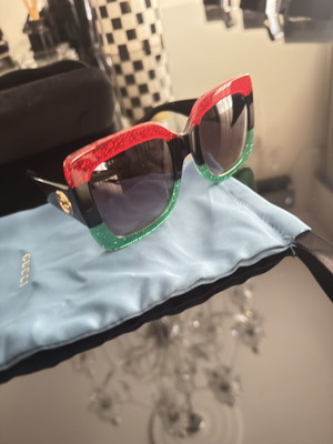 Gucci γυαλιά ηλίου σαν καινούργιο μαύρο, κόκκινο και πράσινο σκελετό με χρυσές λεπτομέρειες
