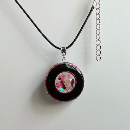 Handmade necklace new with round pendant in red and black