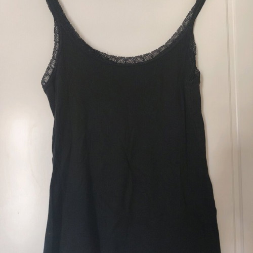 Black tank top like new, sizes XL and XXL
