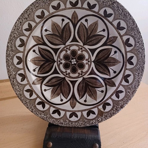 Staffordshire vintage plate 24.2 cm diameter