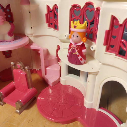 Elc Princess Castle like new with 3 figures and 2 chairs