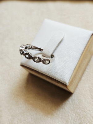 Silver 925 ring with oval shiny stones